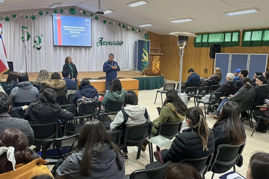 Capacitan a funcionarios de recintos educativos sobre contención emocional de los alumnos en hechos de violencia rural