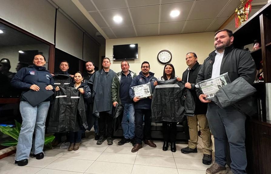 Delegación de Arauco entregó trajes y capas de agua a bomberos para enfrentar la emergencia en el invierno