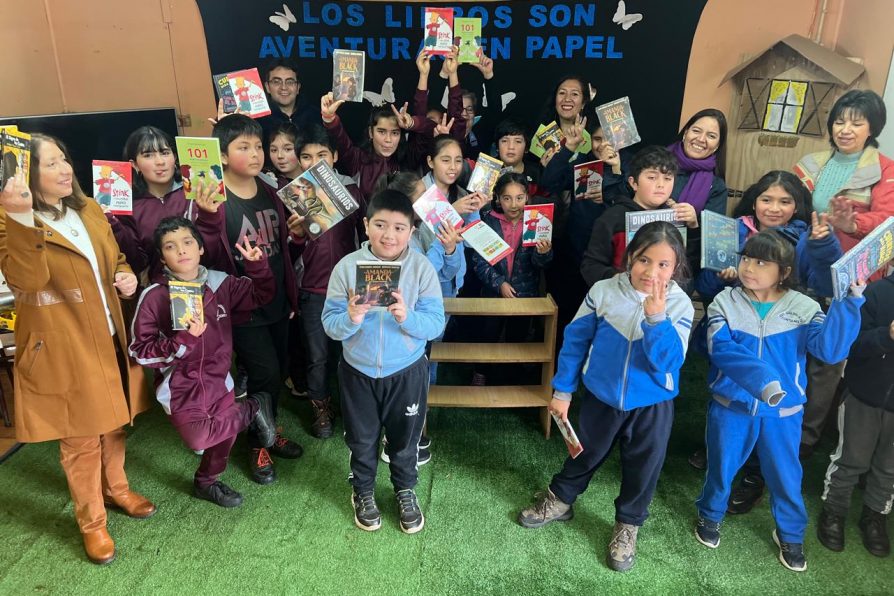 Entregan donación de libros a escuela rural de Contulmo