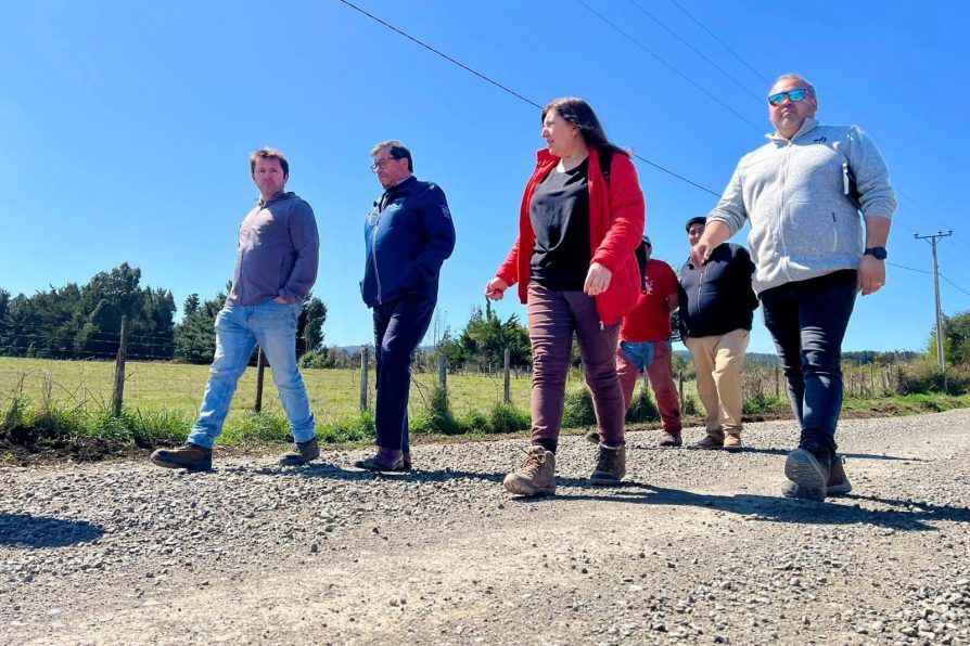 Más de 200 familias de la comunidad Nicolás Calbullanca de Cañete son beneficiados con obras de conservación del camino rural