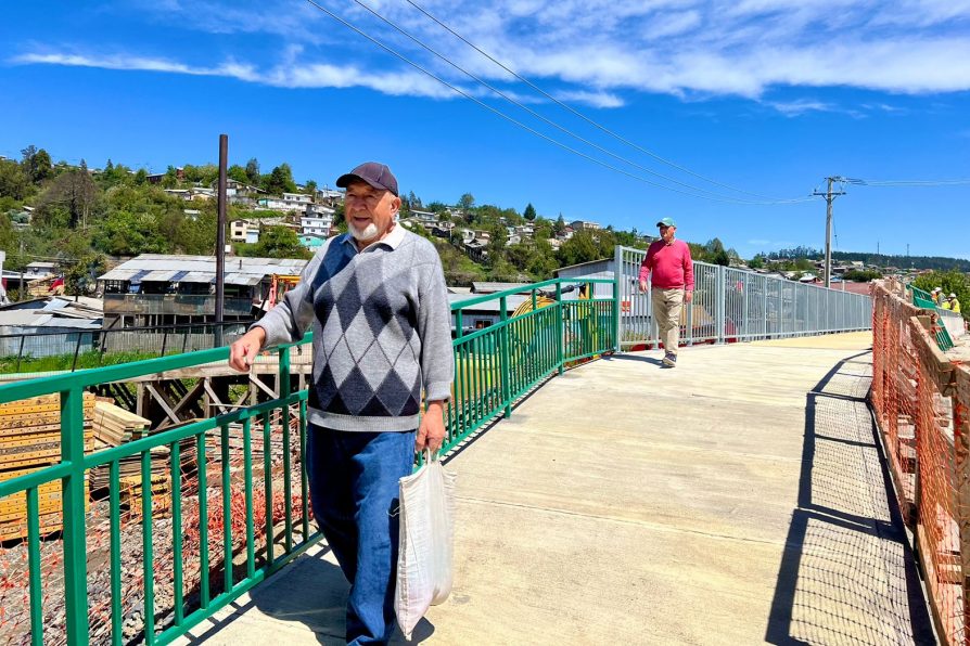 Habilitan paso peatonal del Puente Prat de Curanilahue