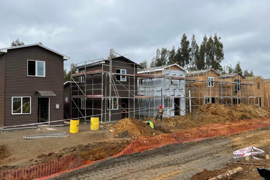 Provincia de Arauco suma 2.018 viviendas edificadas y se proyecta que a marzo de 2026 se entregarán o estarán en construcción el doble que la meta inicial